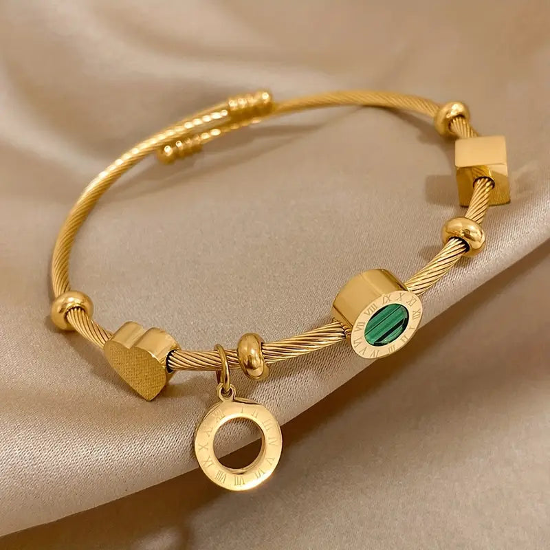Guldfärgat armband med en grön ädelsten