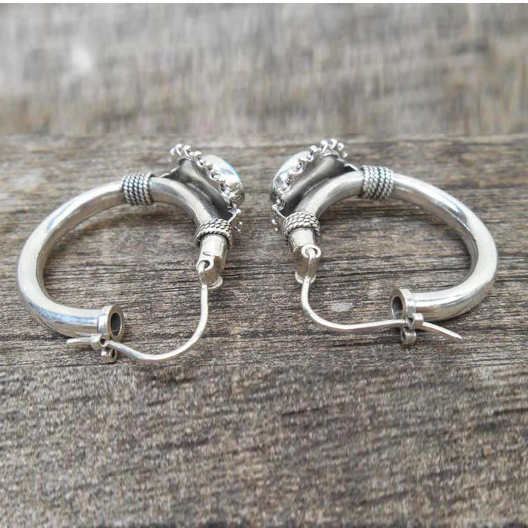 Eleganta örhängen i sterlingsilver med turkosmotiv