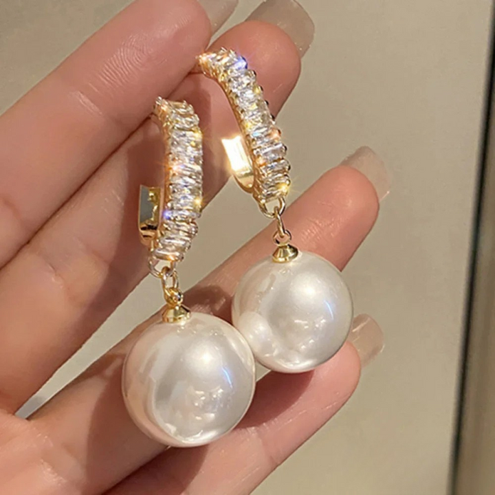 Eleganta örhängen med pärla och zirkonia