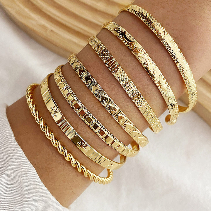 Set med guldfärgade boho-armband
