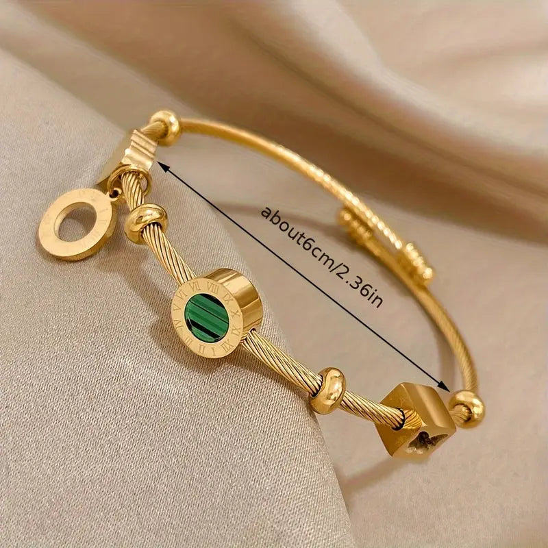 Guldfärgat armband med en grön ädelsten