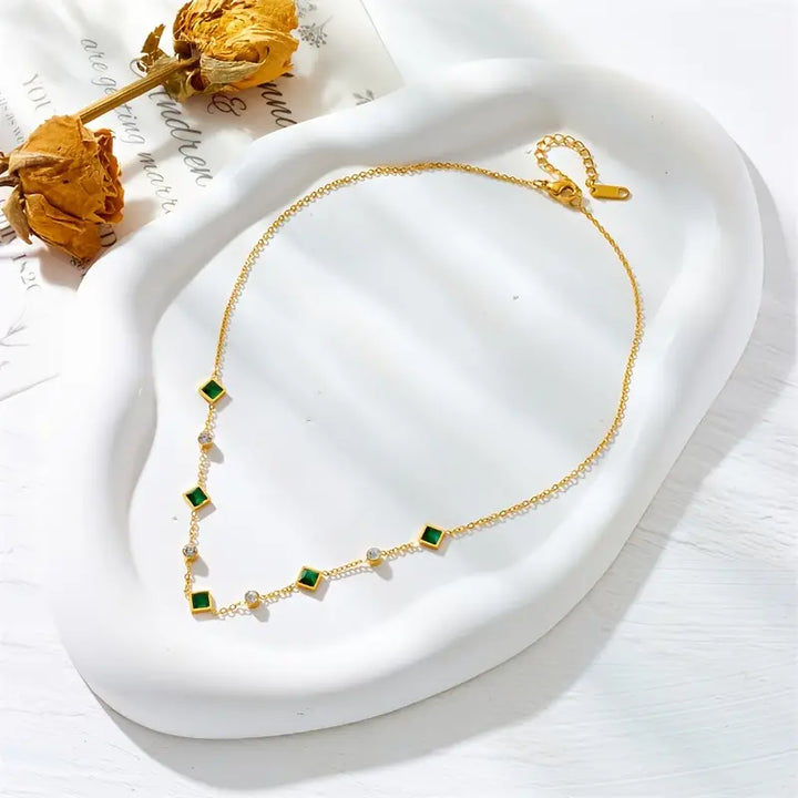 Elegant grönt ädelstenshalsband