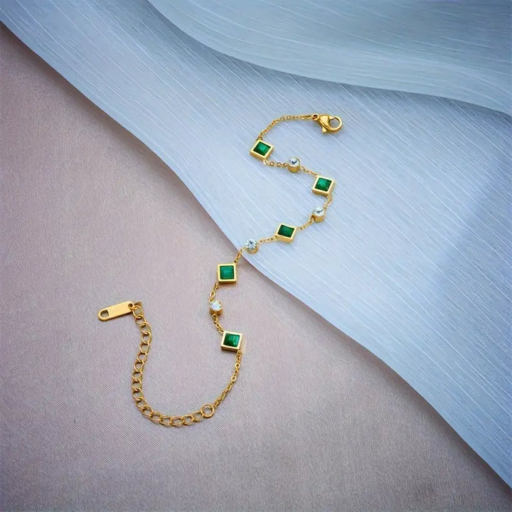 Armband med gyllene ädelstenar