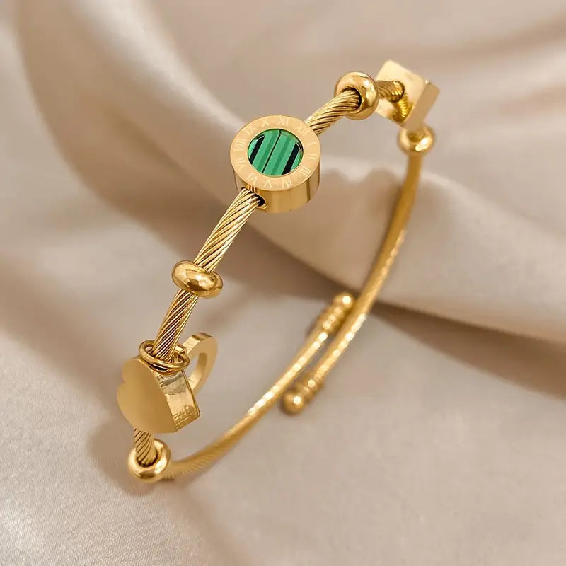 Guldfärgat armband med en grön ädelsten