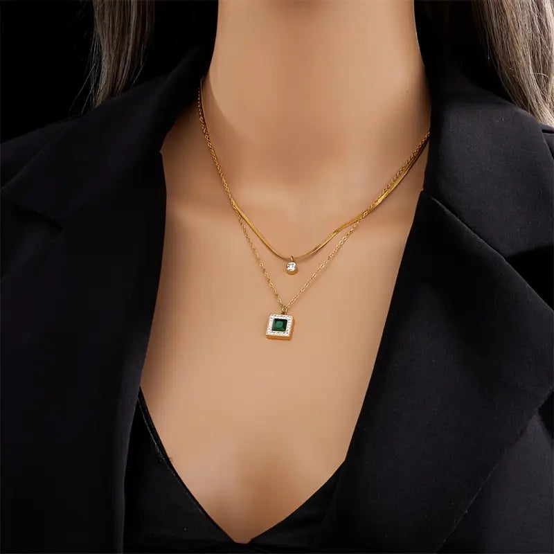 Halsband med gyllene ädelstenar