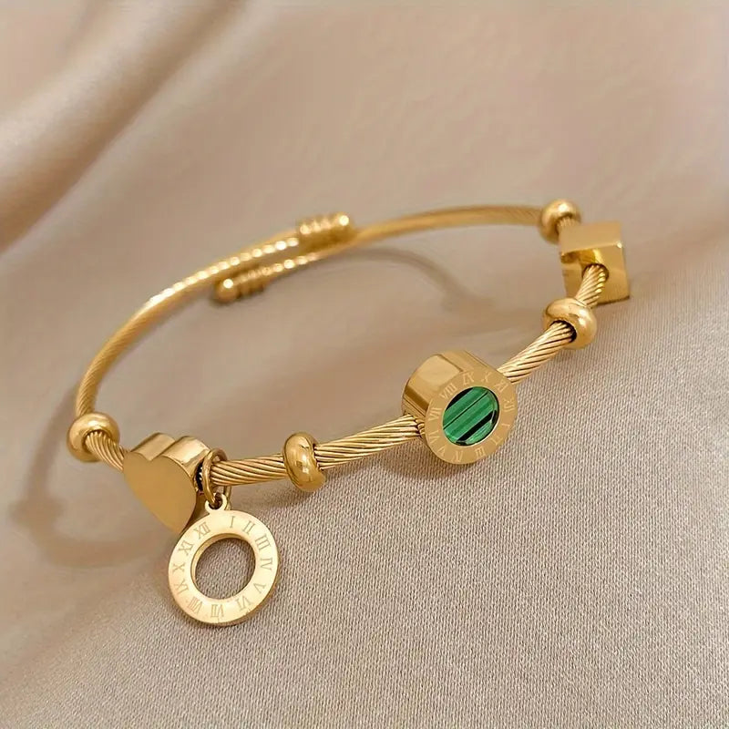 Guldfärgat armband med en grön ädelsten