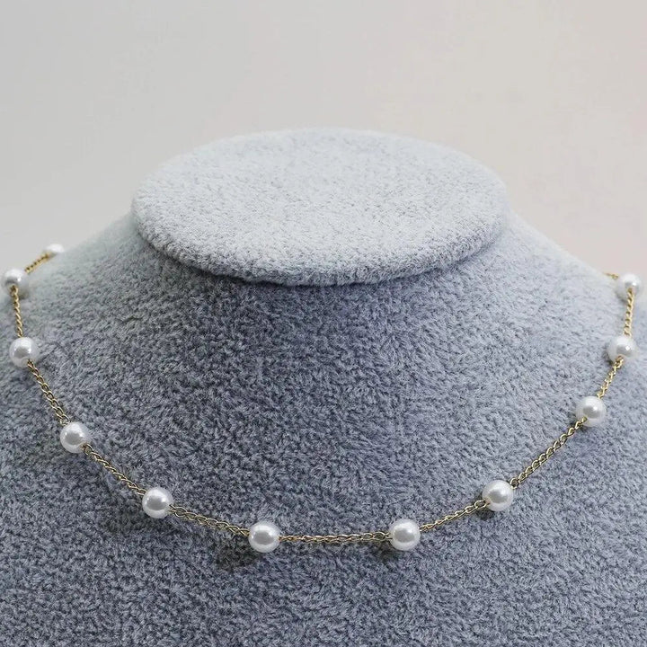 Elegant guldhalsband med pärlor