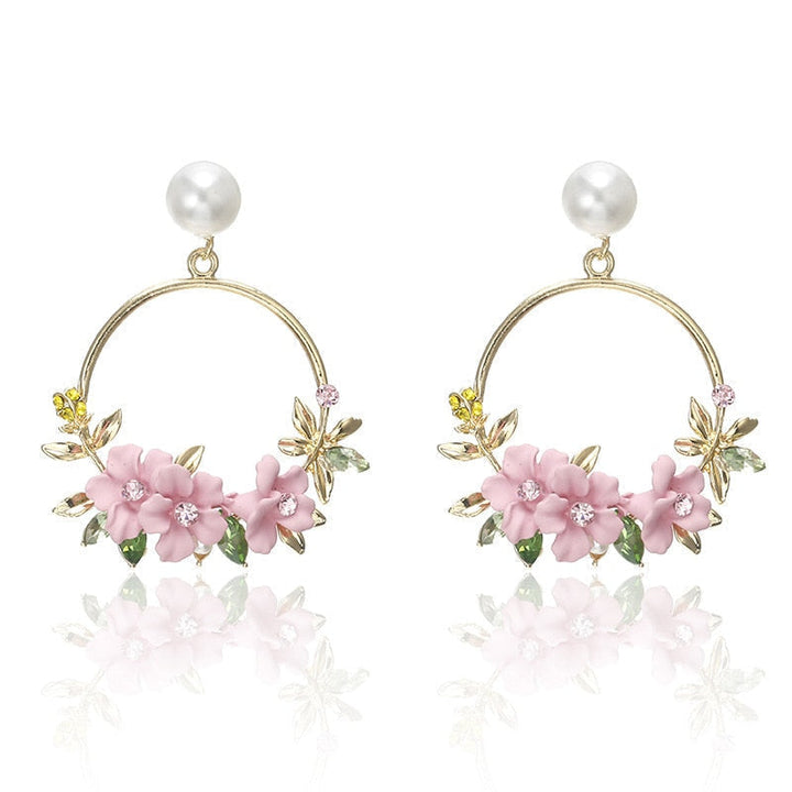 Eleganta örhängen i guld med blommor och pärlor