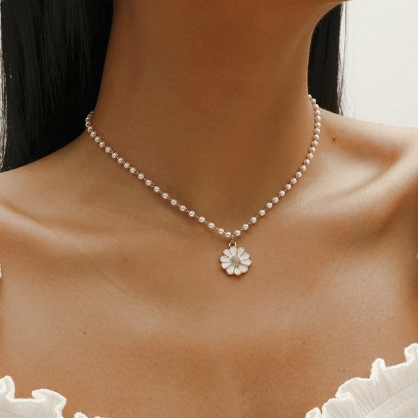 Halsband med pärlhänge och tusensköna