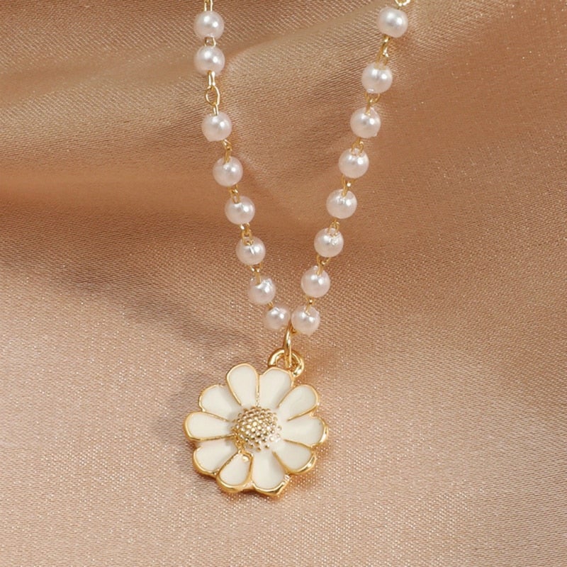 Halsband med pärlhänge och tusensköna