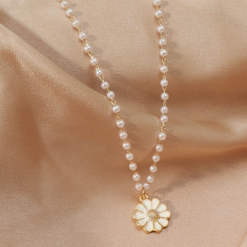 Halsband med pärlhänge och tusensköna