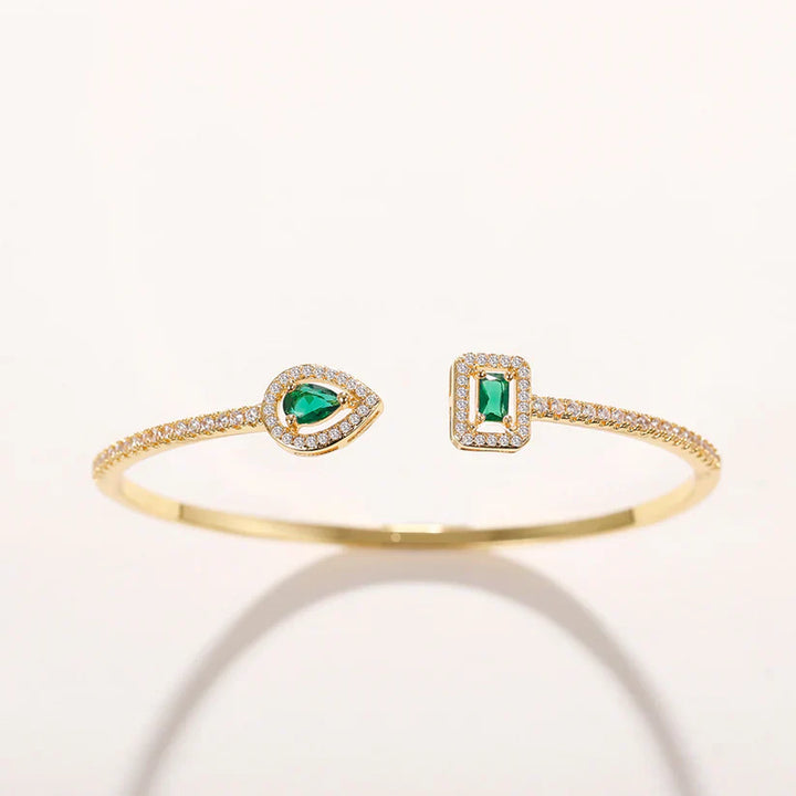 Armband med gyllene gröna ädelstenar
