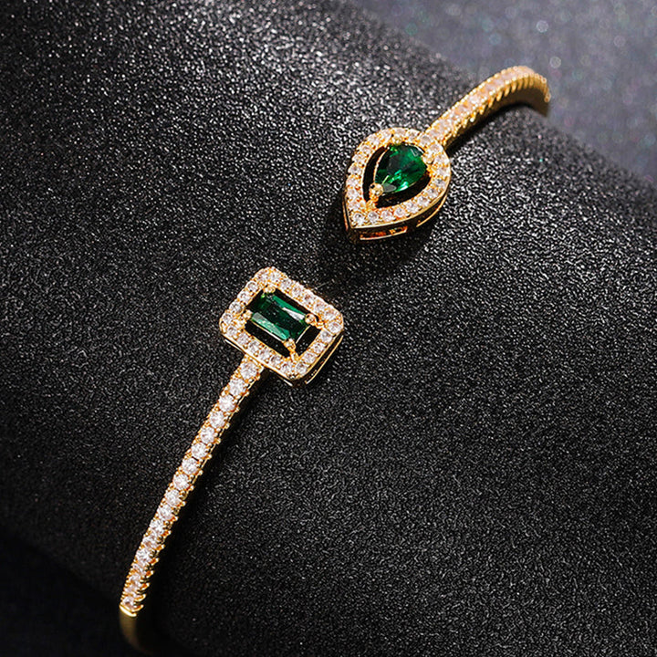 Armband med gyllene gröna ädelstenar
