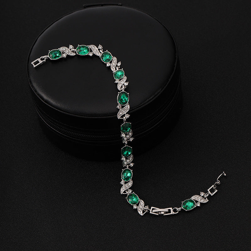 Silverarmband med gröna smaragder