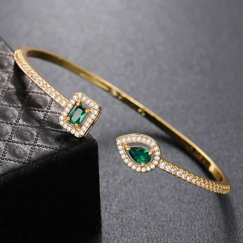 Armband med gyllene gröna ädelstenar