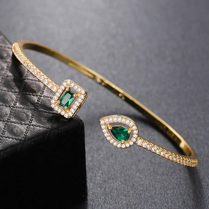 Armband med gyllene gröna ädelstenar
