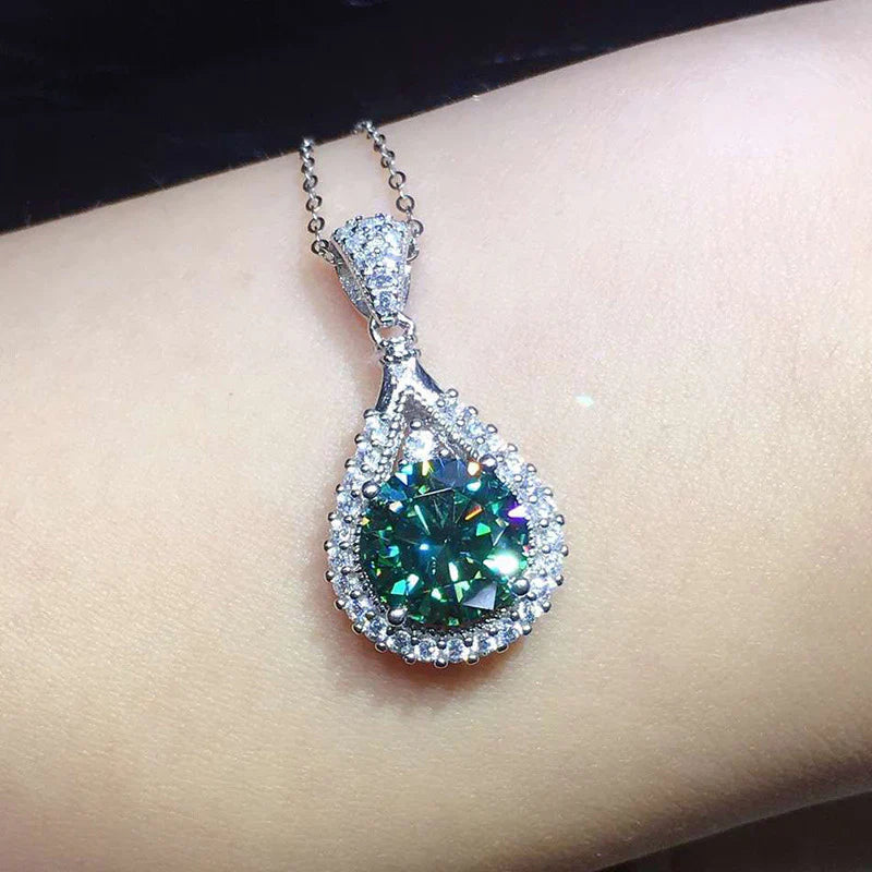 Glänsande smaragdhalsband för tidlös stil