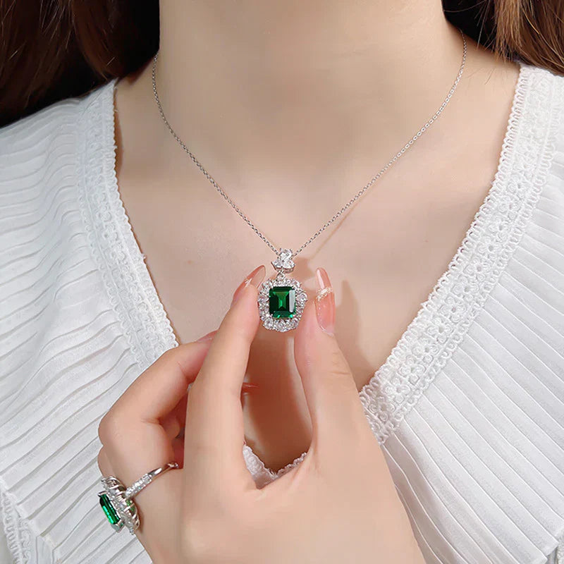 Elegant halsband med ädelstenar i silver