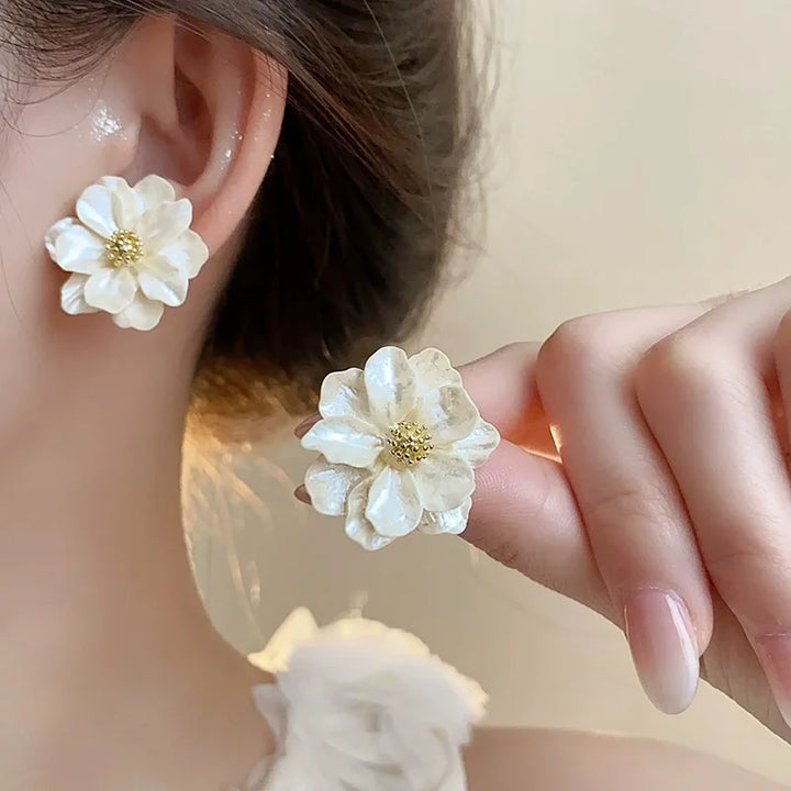 Chic Vita akrylblommiga stiftörhängen