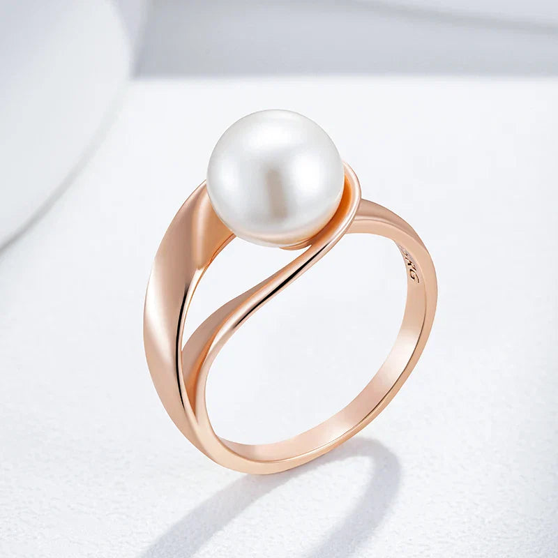 Exklusiv geometrisk ring i roséguld med pärlor