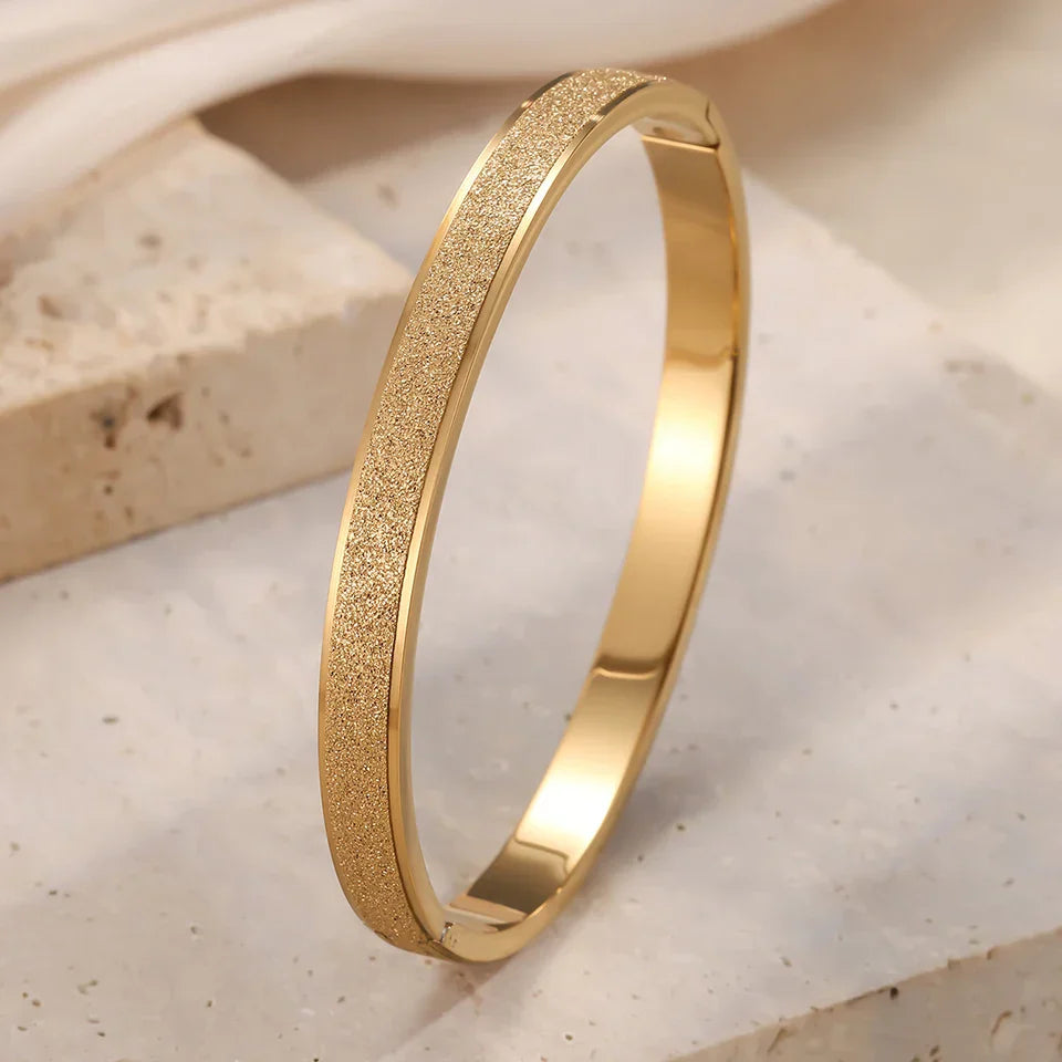 Eleganta minimalistiska guldarmband
