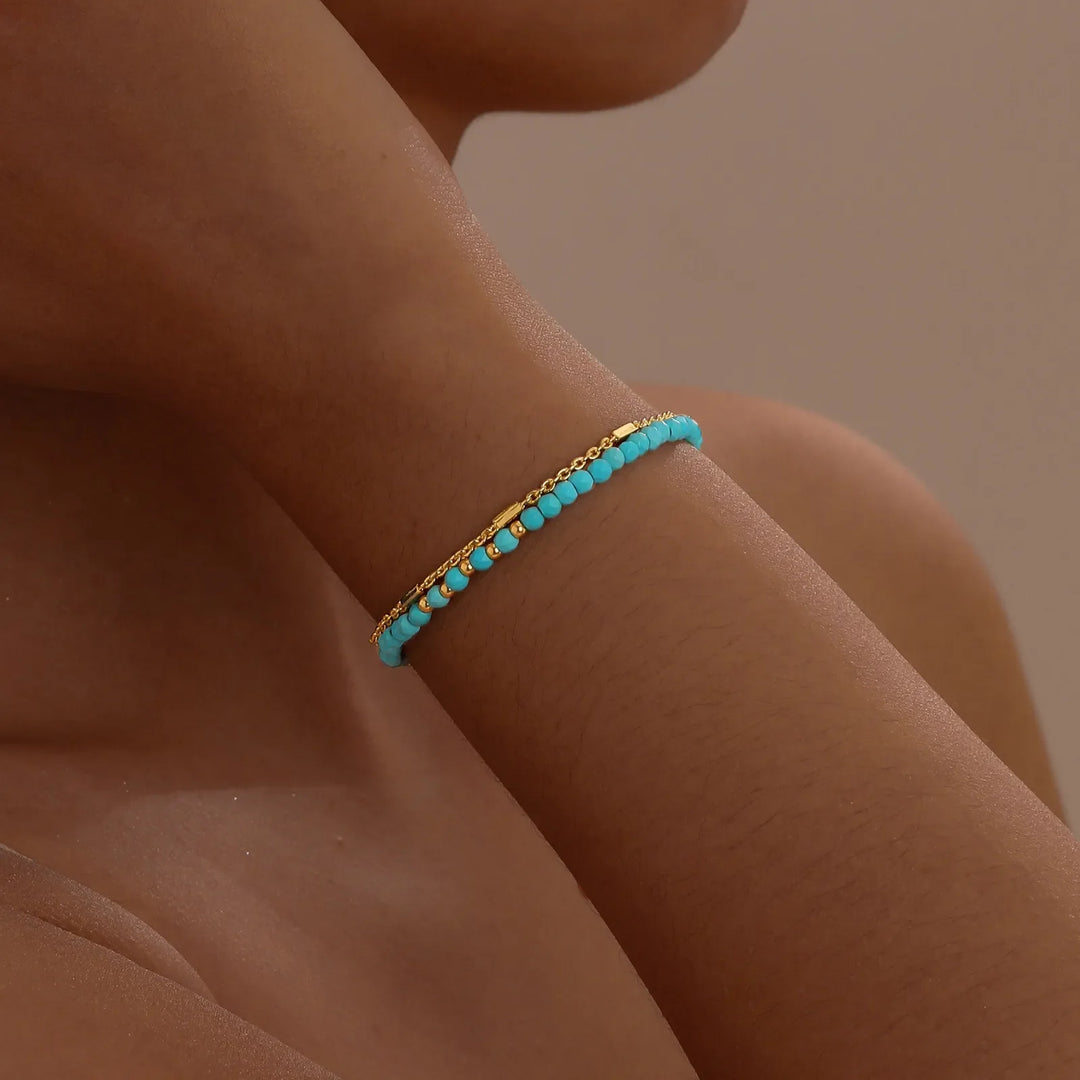 Tidlöst guldfärgat armband med dubbel kedja och turkos