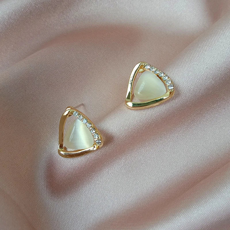 Eleganta triangulära örhängen med opal och kristall