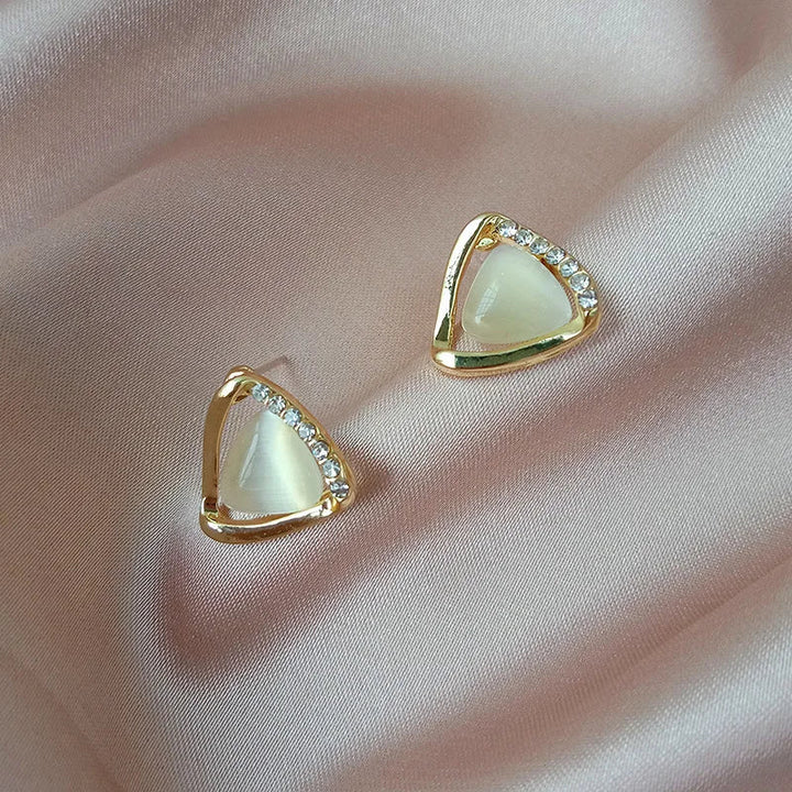 Eleganta triangulära örhängen med opal och kristall