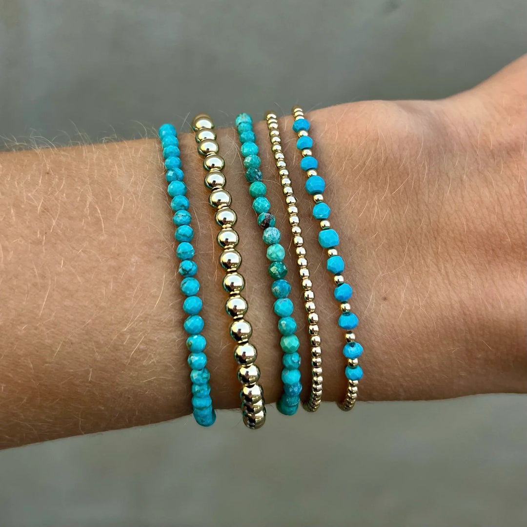 Elegant armband i 18 karat guld med turkosa pärlor