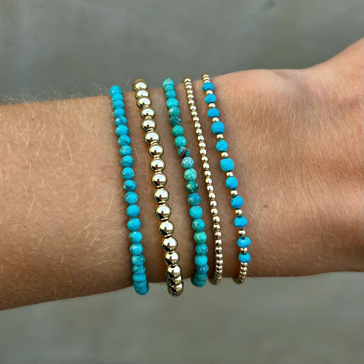 Elegant armband i 18 karat guld med turkosa pärlor