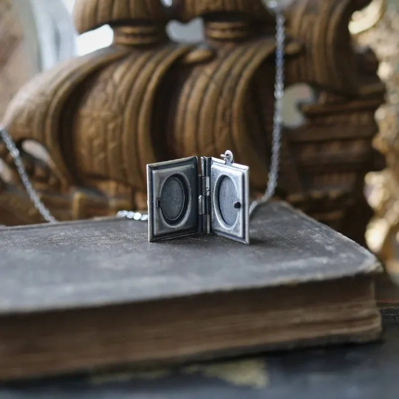 Retro Kattbok Hänge Halsband – Rotera Sida Design