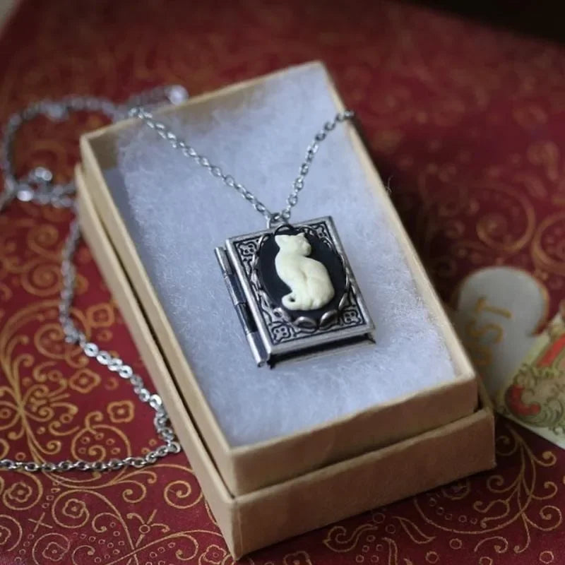 Retro Kattbok Hänge Halsband – Rotera Sida Design