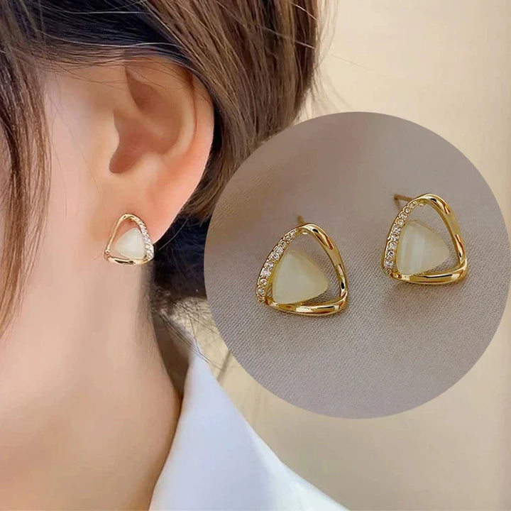 Eleganta triangulära örhängen med opal och kristall