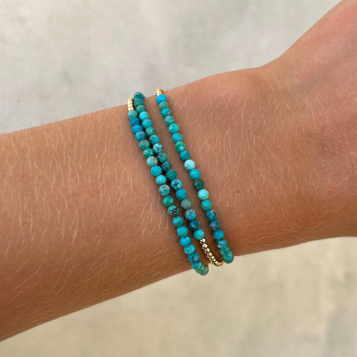 Elegant armband i 18 karat guld med turkosa pärlor