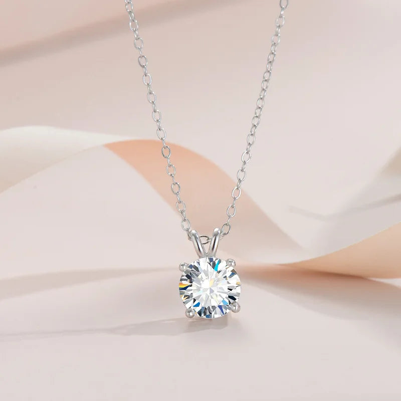 Exklusivt halsband i sterling silver med moissanit-diamanter