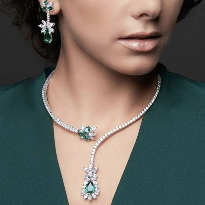 Halsband med smaragdblommor i vintagestil