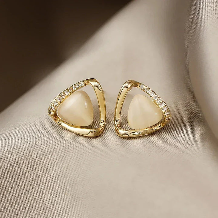 Eleganta triangulära örhängen med opal och kristall