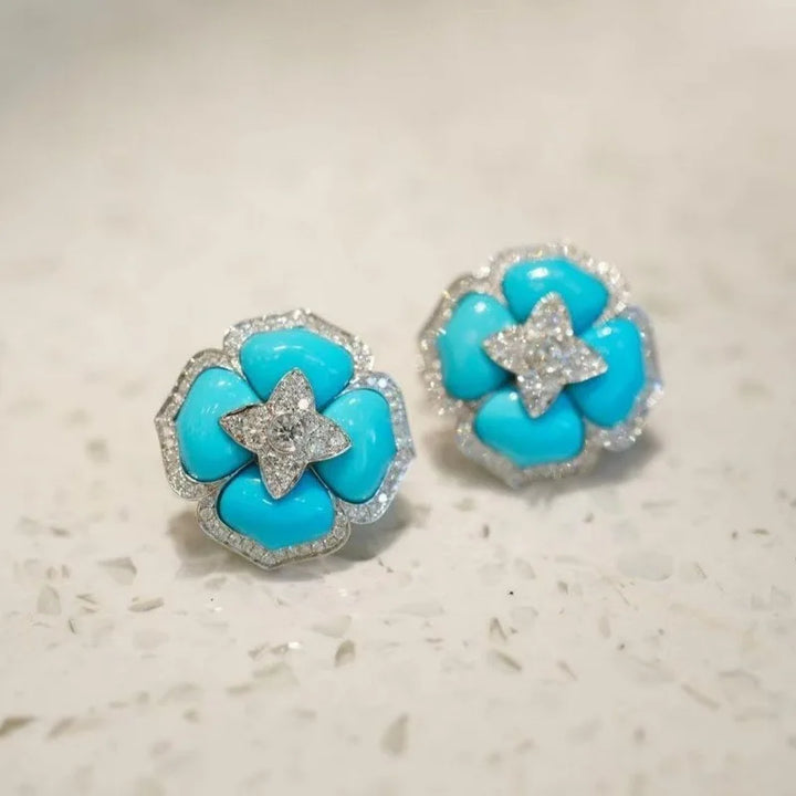 Sofistikerade örhängen med blåa blommor i silver