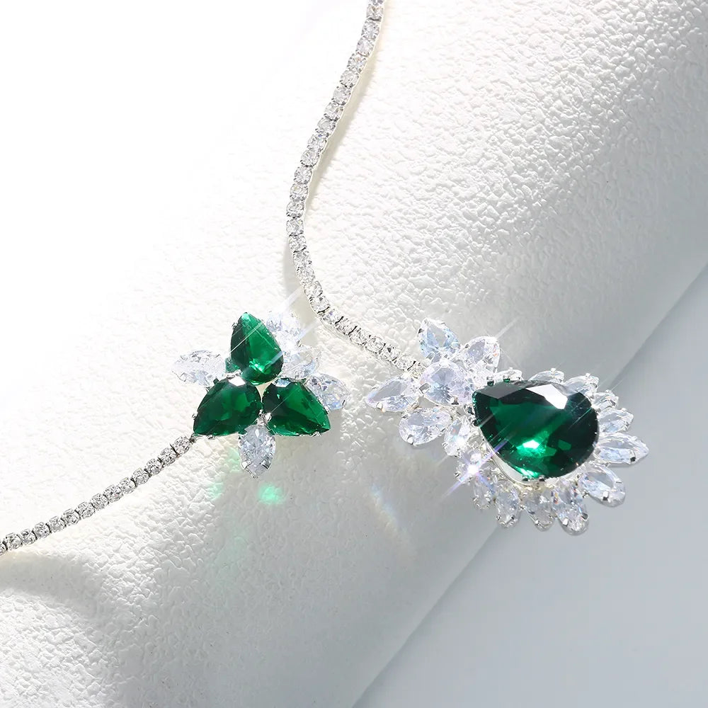 Halsband med smaragdblommor i vintagestil