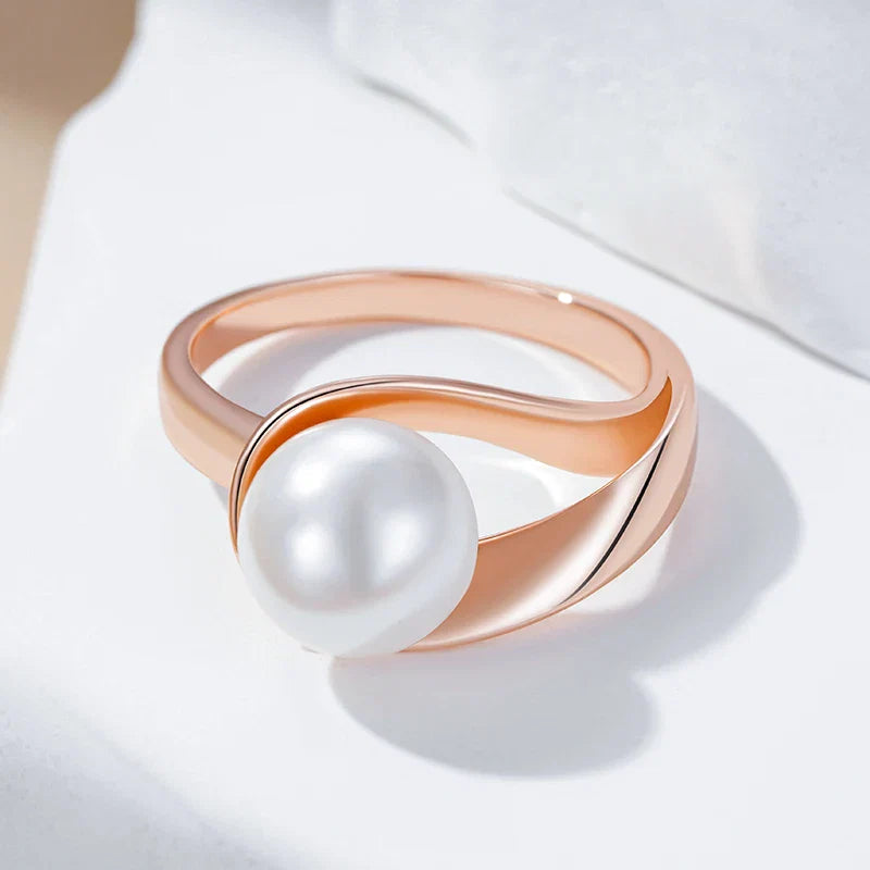 Exklusiv geometrisk ring i roséguld med pärlor