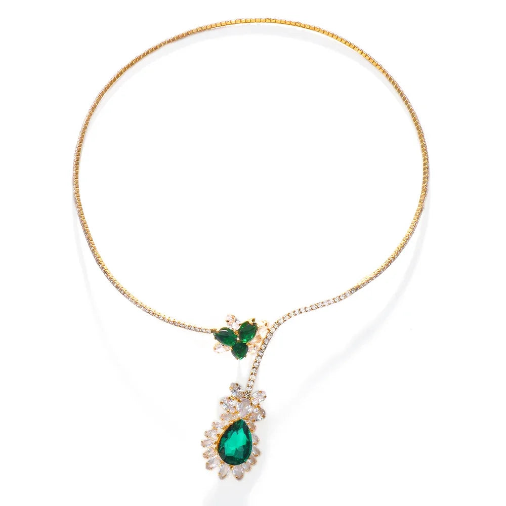 Halsband med smaragdblommor i vintagestil