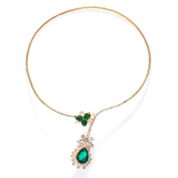 Halsband med smaragdblommor i vintagestil