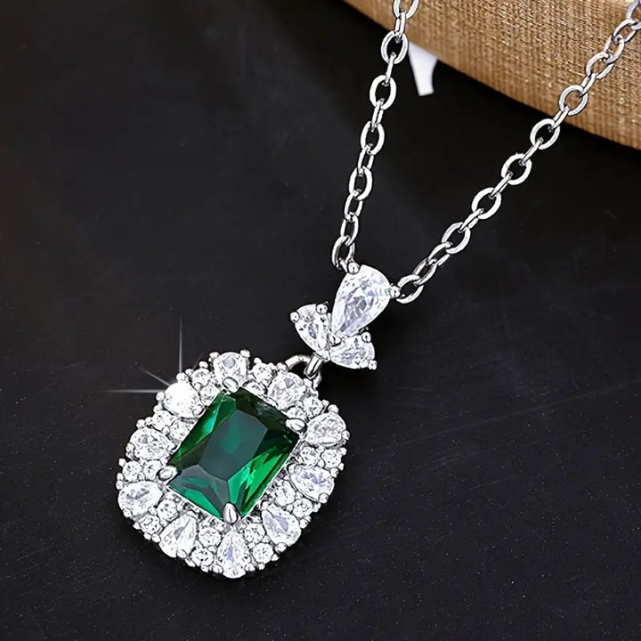 Elegant halsband med ädelstenar i silver