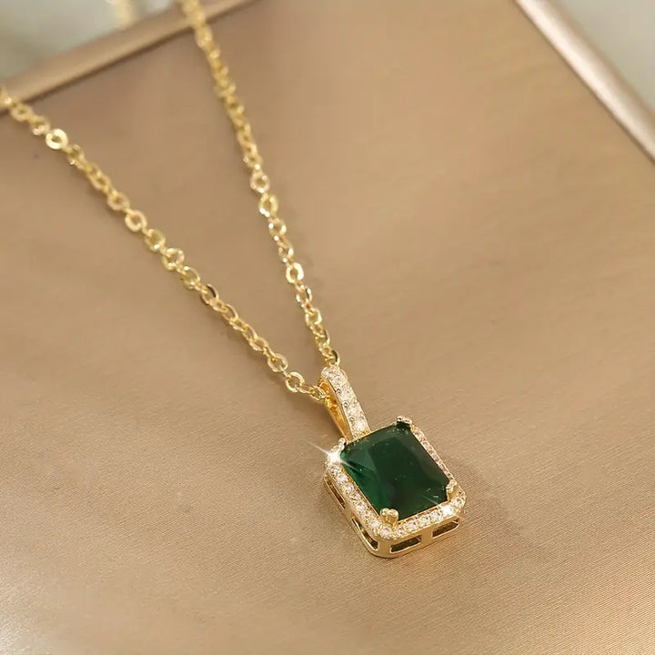 Halsband med ädelstenar i guld