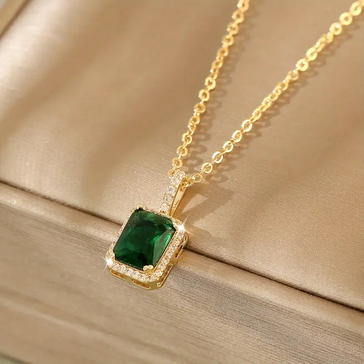 Halsband med ädelstenar i guld