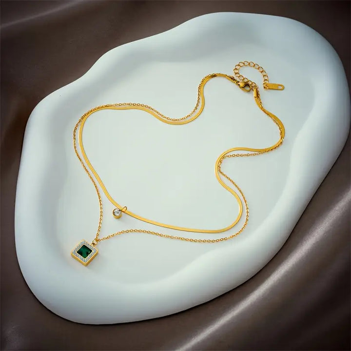 Halsband med gyllene ädelstenar