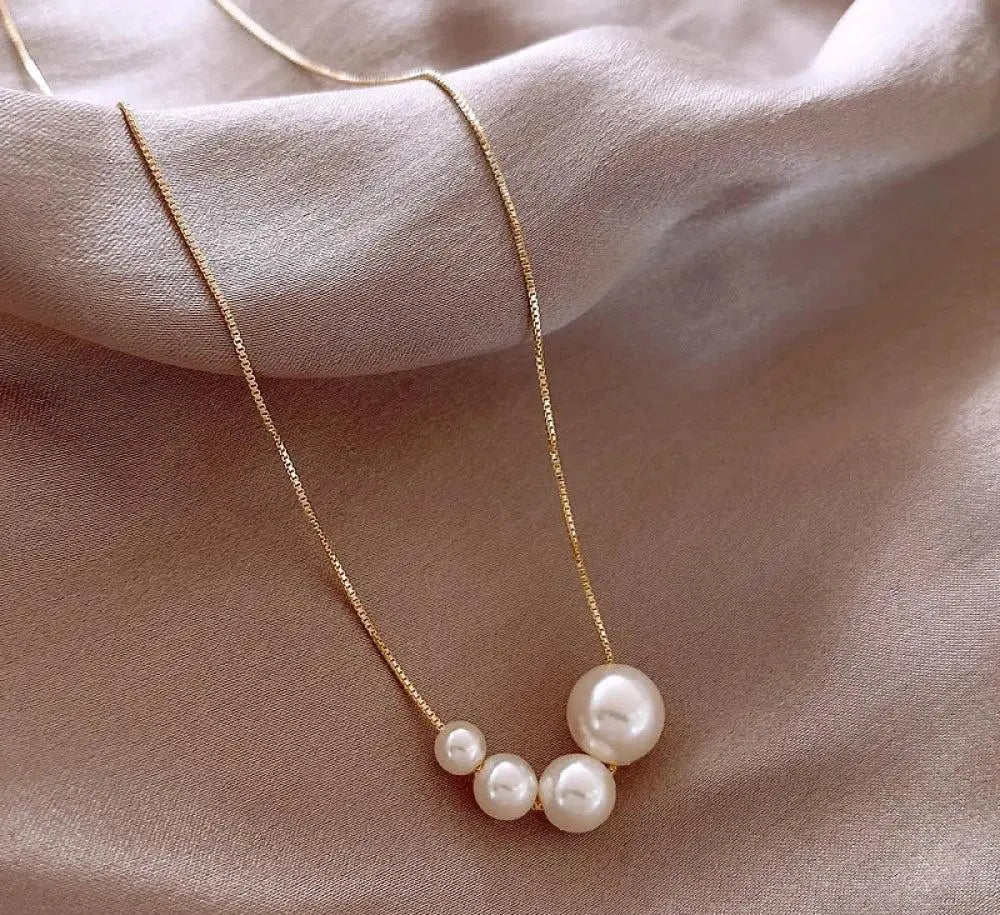 Elegant guldhalsband med sötvattenspärlor