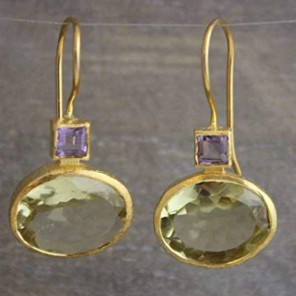 Örhängen i vintage-stil i grönt guld