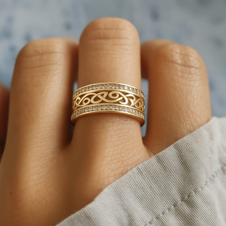 Guldring med Utskurna Detaljer