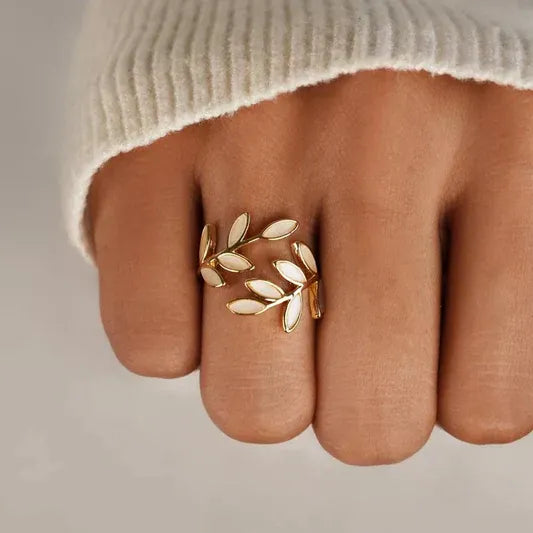 Ring med vitt opalblad